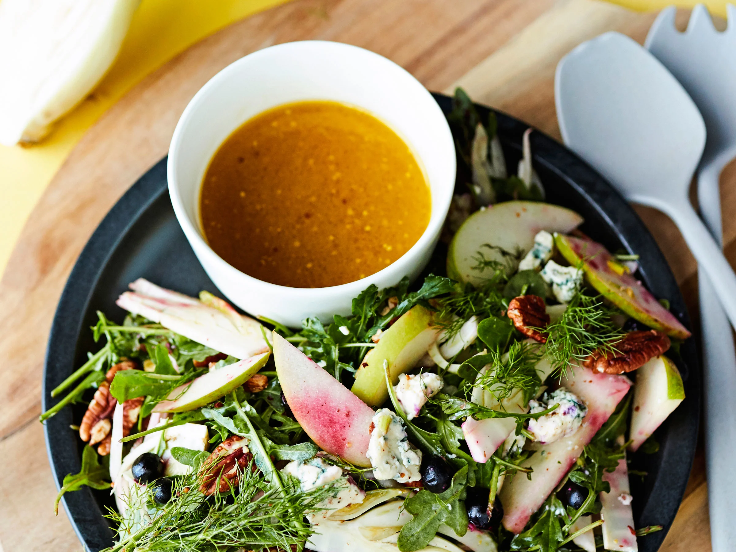 Fenkoli-homejuustosalaatti