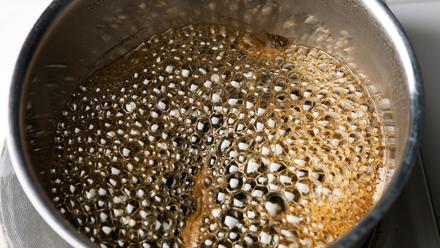 Keitä kattilassa kahvista ja sokerista paksuhko siirappi. Jäähdytä hyvin ja valuta annosten päälle.