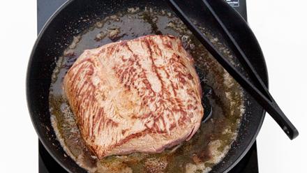 Puhdista ja ruskista huoneenlämpöinen filee. Nosta jäähtymään ja mausta.