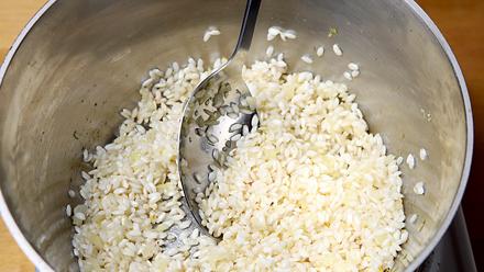 Lisää riisit ja kuumenna, kunnes muuttuvat lasimaisiksi.