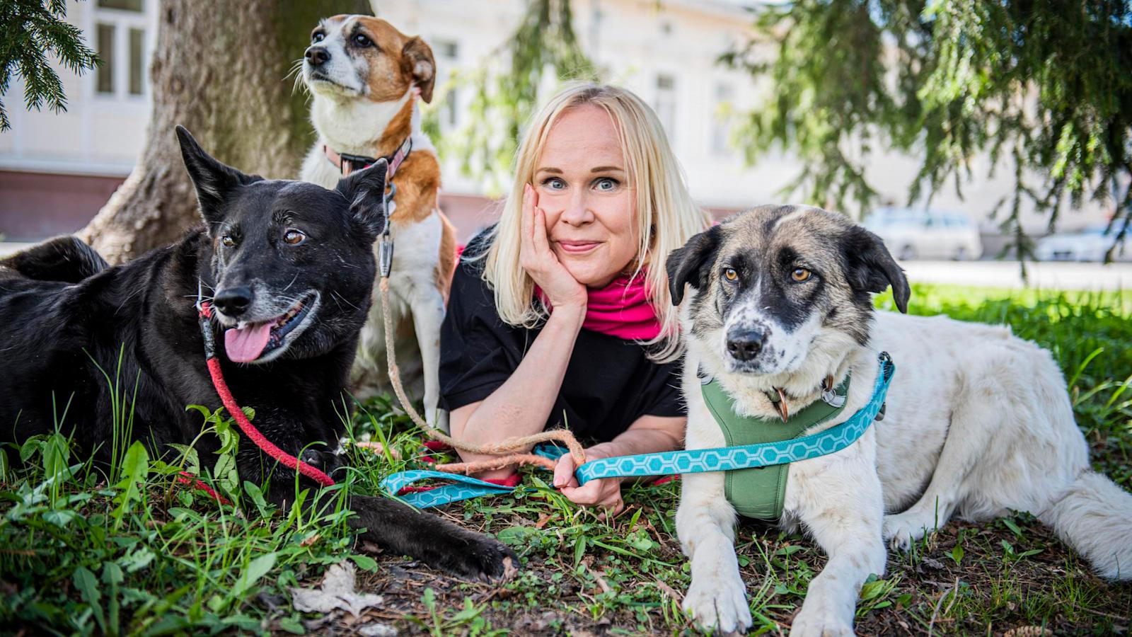 Elisa Aaltola ja hänen kolme koiraansa