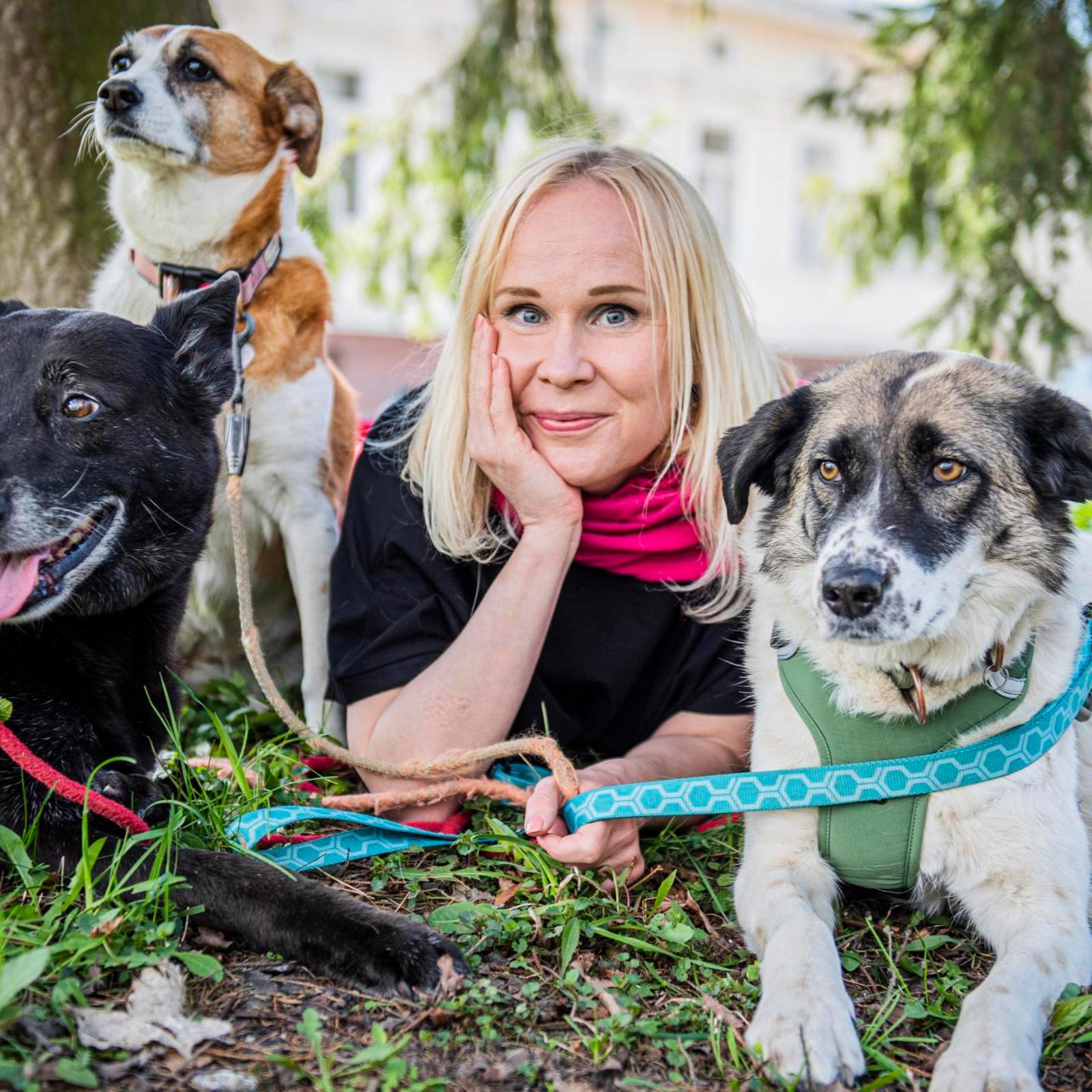 Elisa Aaltola ja hänen kolme koiraansa