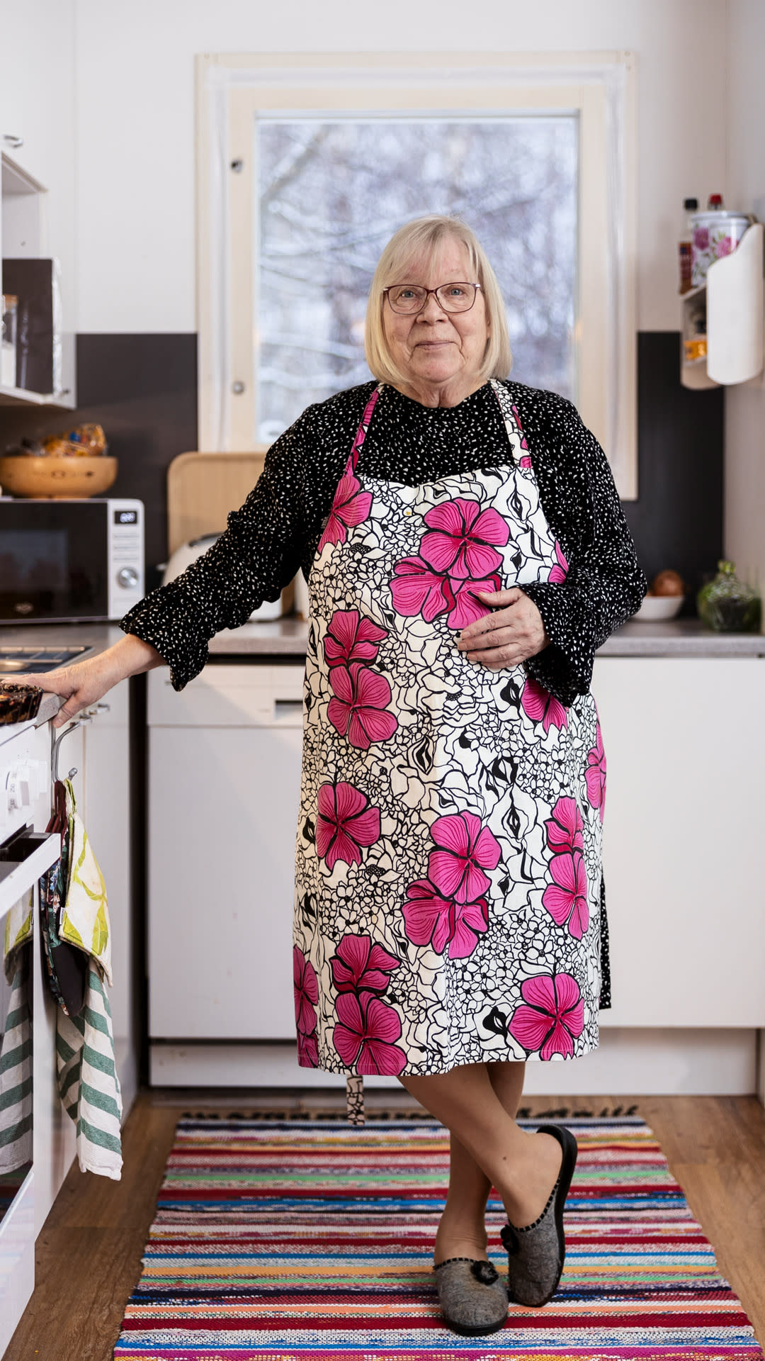 Sirpa Hanski esiliina yllä keittiössään.