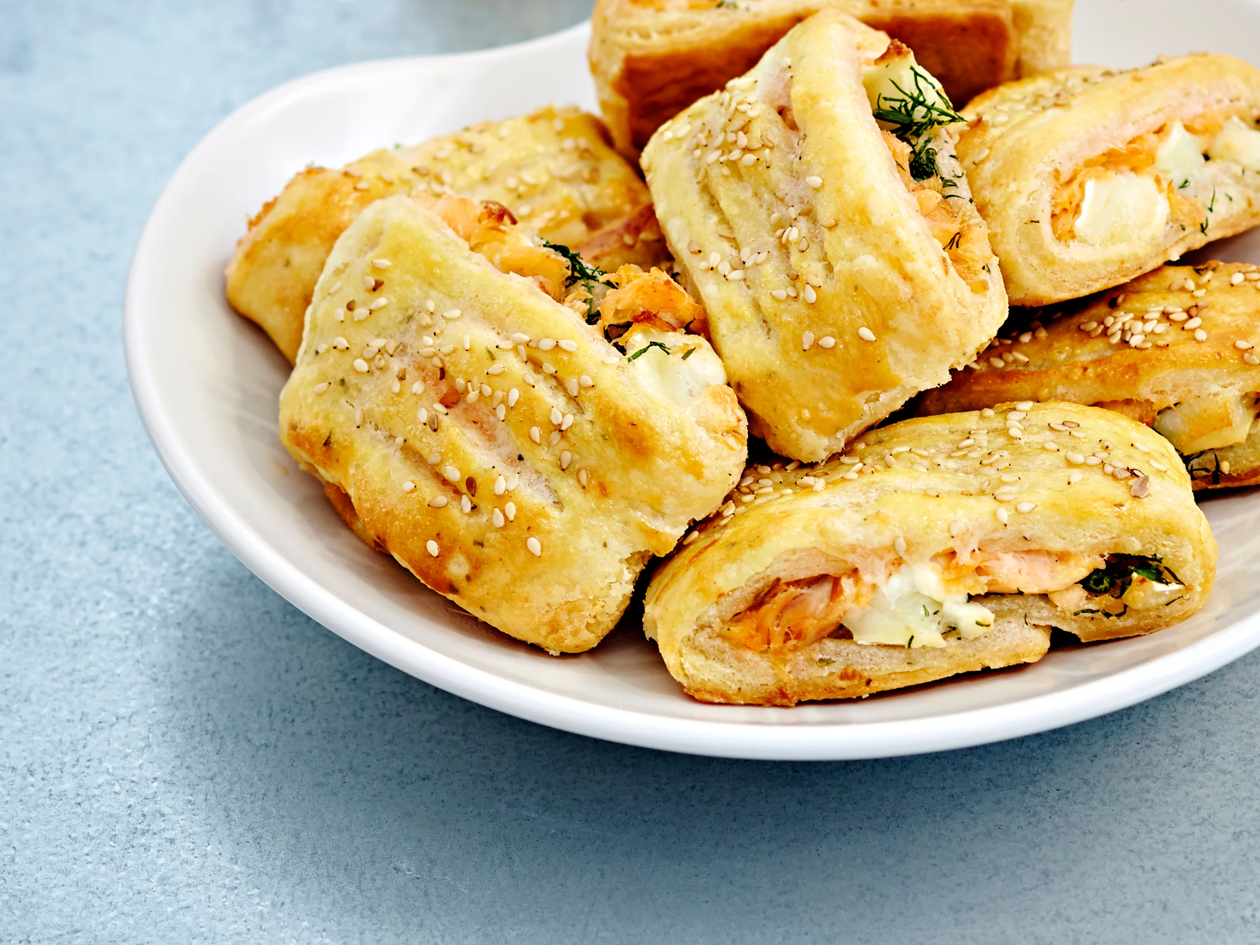 Lämminsavulohi-vuohenjuustopasteijat