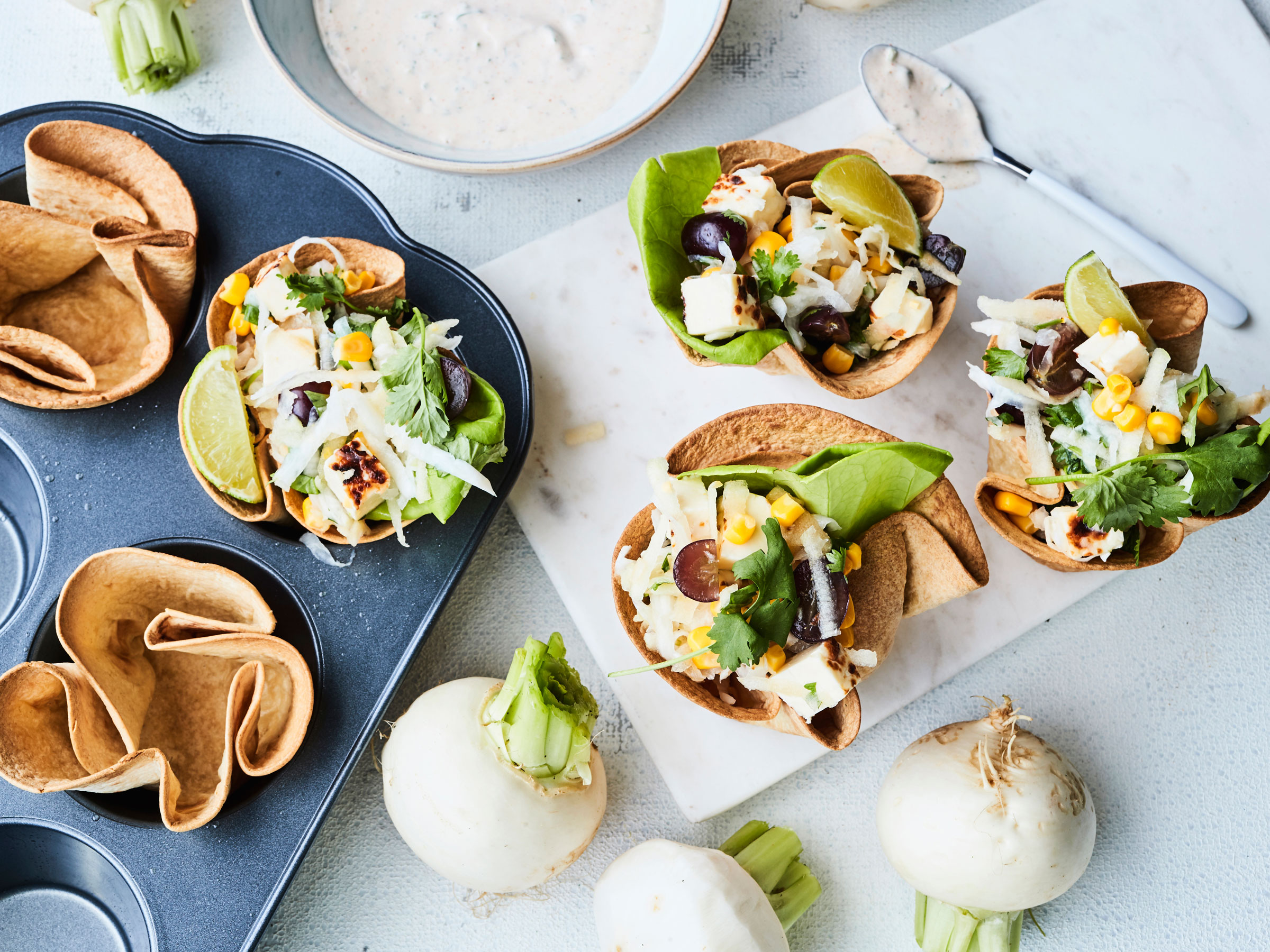 Naurissalaatti tortillakupissa