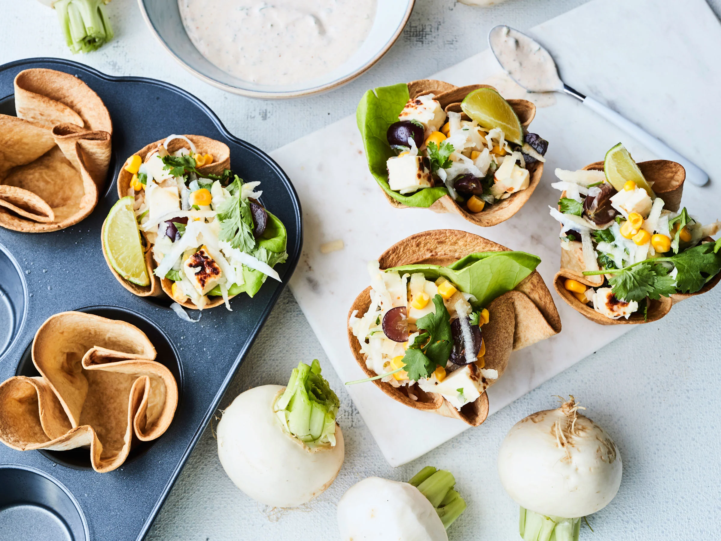 Naurissalaatti tortillakupissa