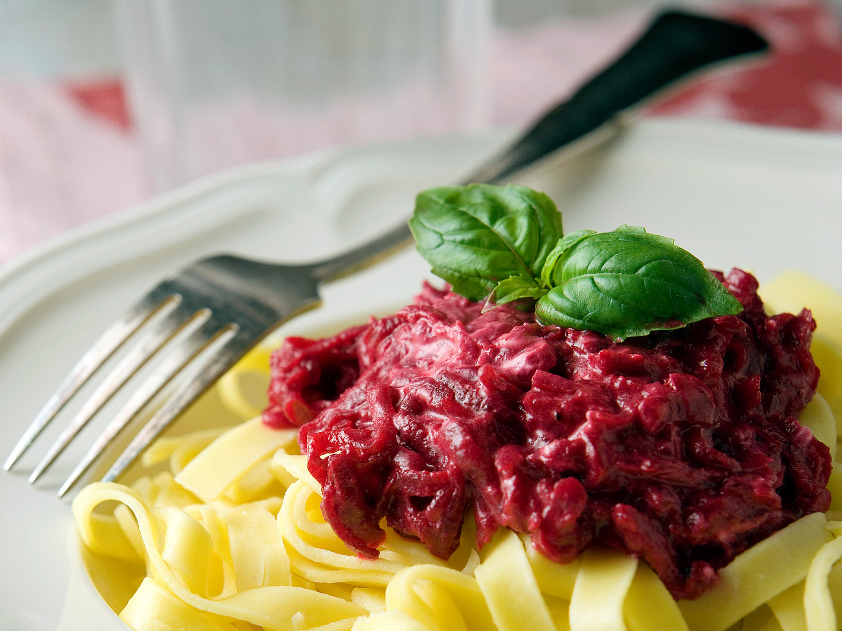 Punajuuri-vuohenjuustokastike