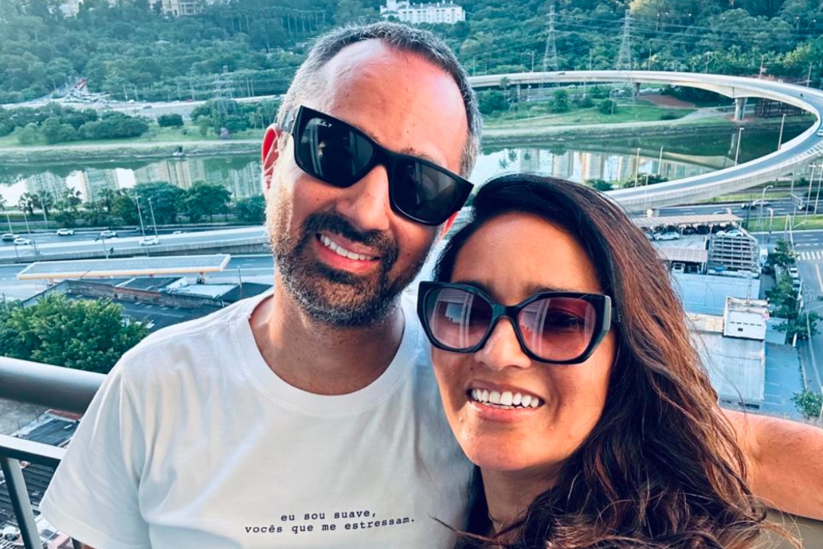 This is a pic of me and my twin brother on my balcony with Burle Mark and Palacio Tangara in the background (Photo: Renata Ferreira)