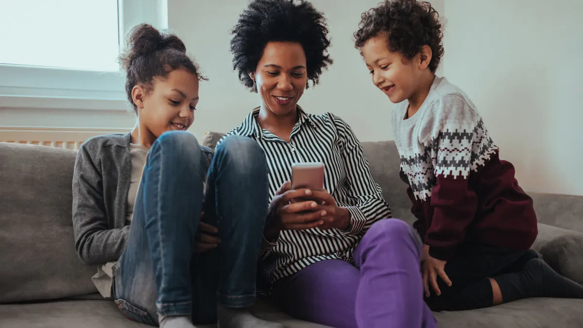 Mother is turning off screen time on iPhone