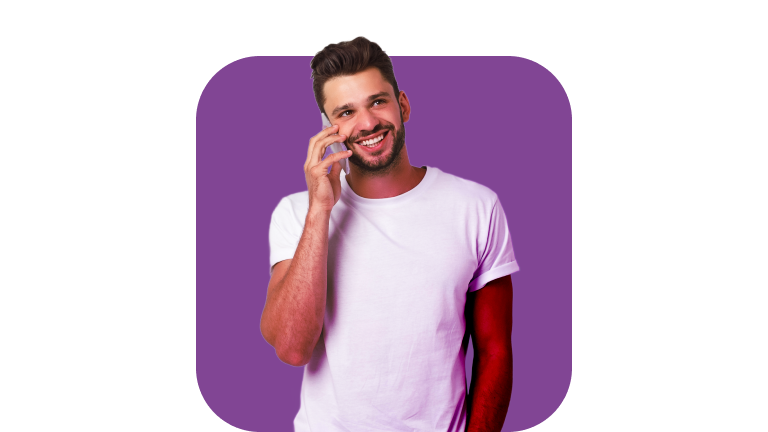Hombre sostiene telefono celular