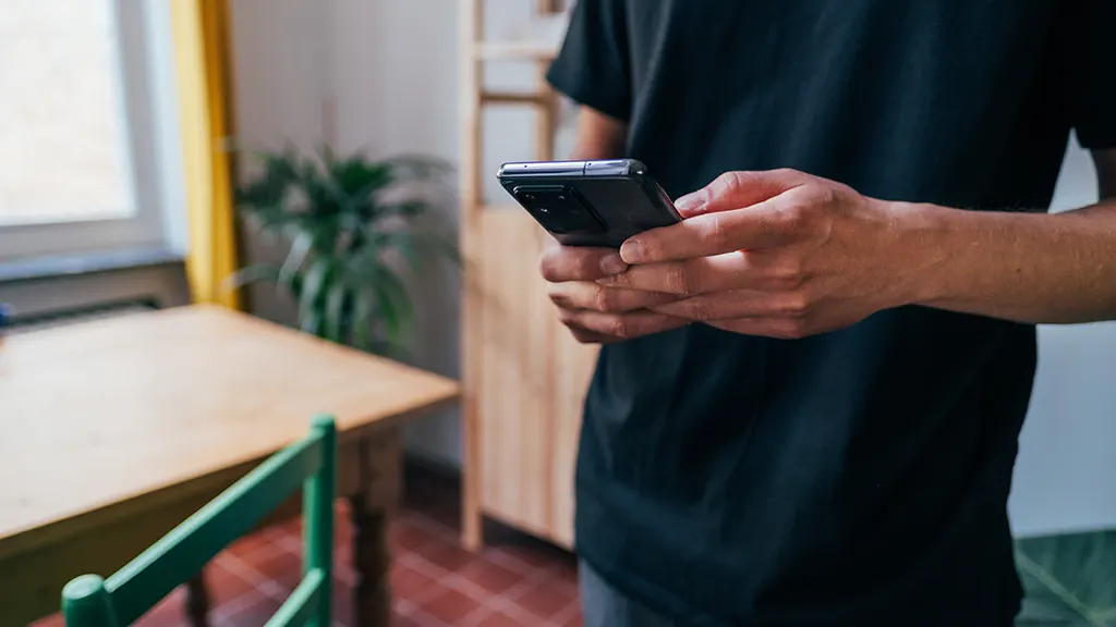 Man holding Samsung phone that can't download apps