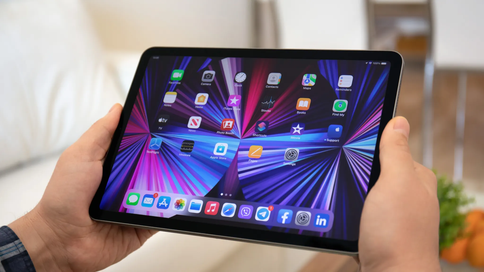 iPad keyboard too small on screen, illustrating how to make it bigger by adjusting settings and keyboard layout