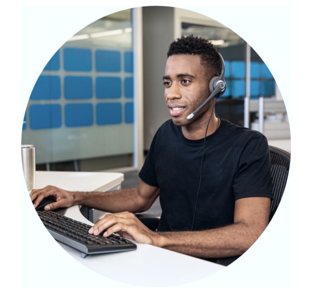 Asurion Expert helping customer