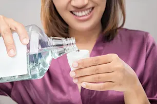 Trouvez votre meilleur bain de bouche pour les problèmes de gencives à l’origine de la gingivite article link