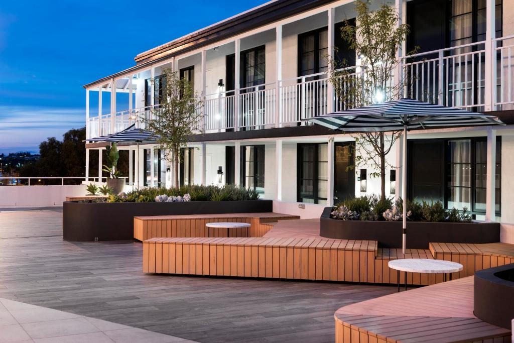 Photo of Tradewinds Hotel