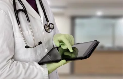 EHR PROS 2 - stockfresh 7904449 doctor-using-tablet-in-hospital sizeXS-min