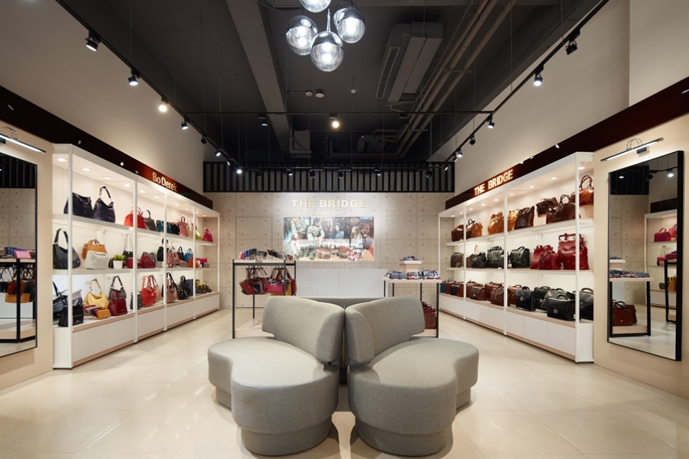 店面設計案例 7/皮件零售