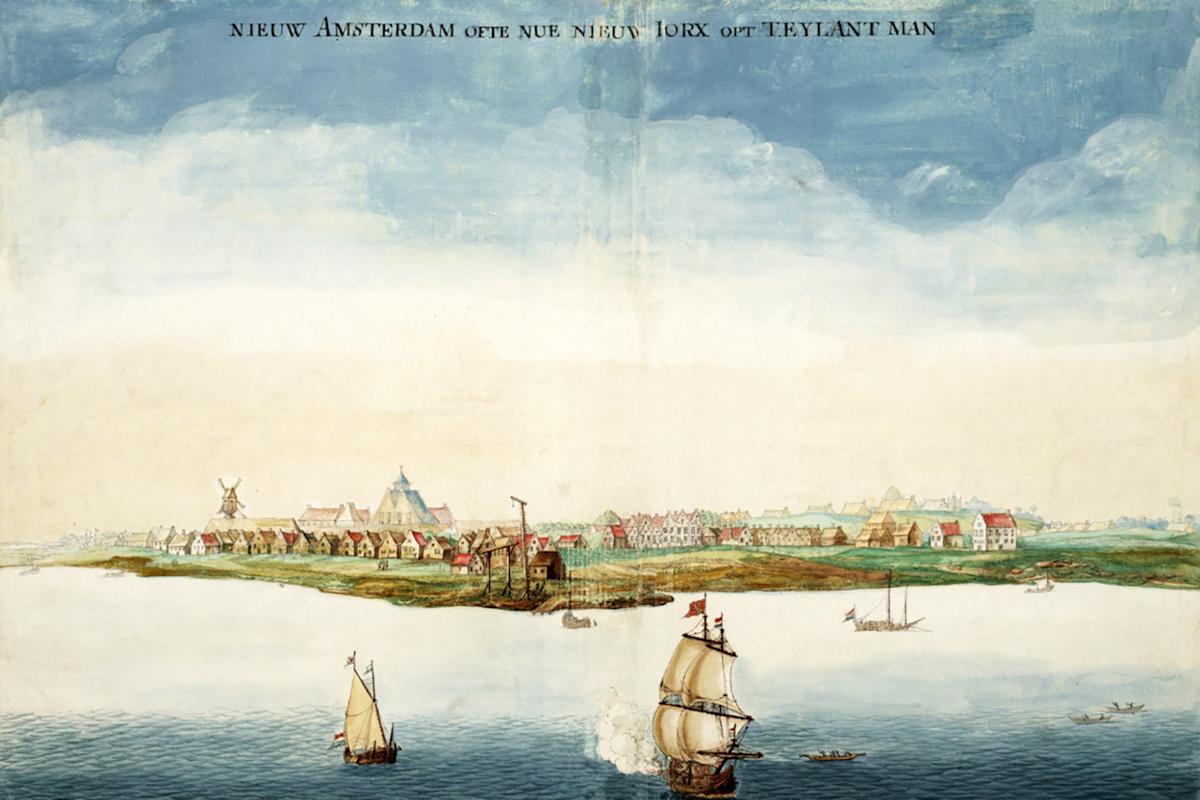 Historical painting of New Amsterdam (later New York) shows a waterfront settlement with Dutch-style buildings, a windmill, sailing ships in the harbor, and “Nieuw Amsterdam” written at the top. A circular orange logo is in the upper left corner.