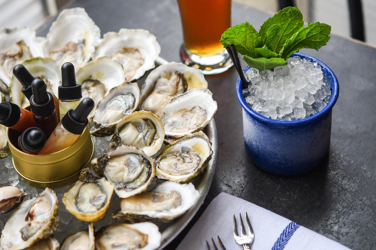 oysters-and-drinks-at-grand-army-daniel-krieger