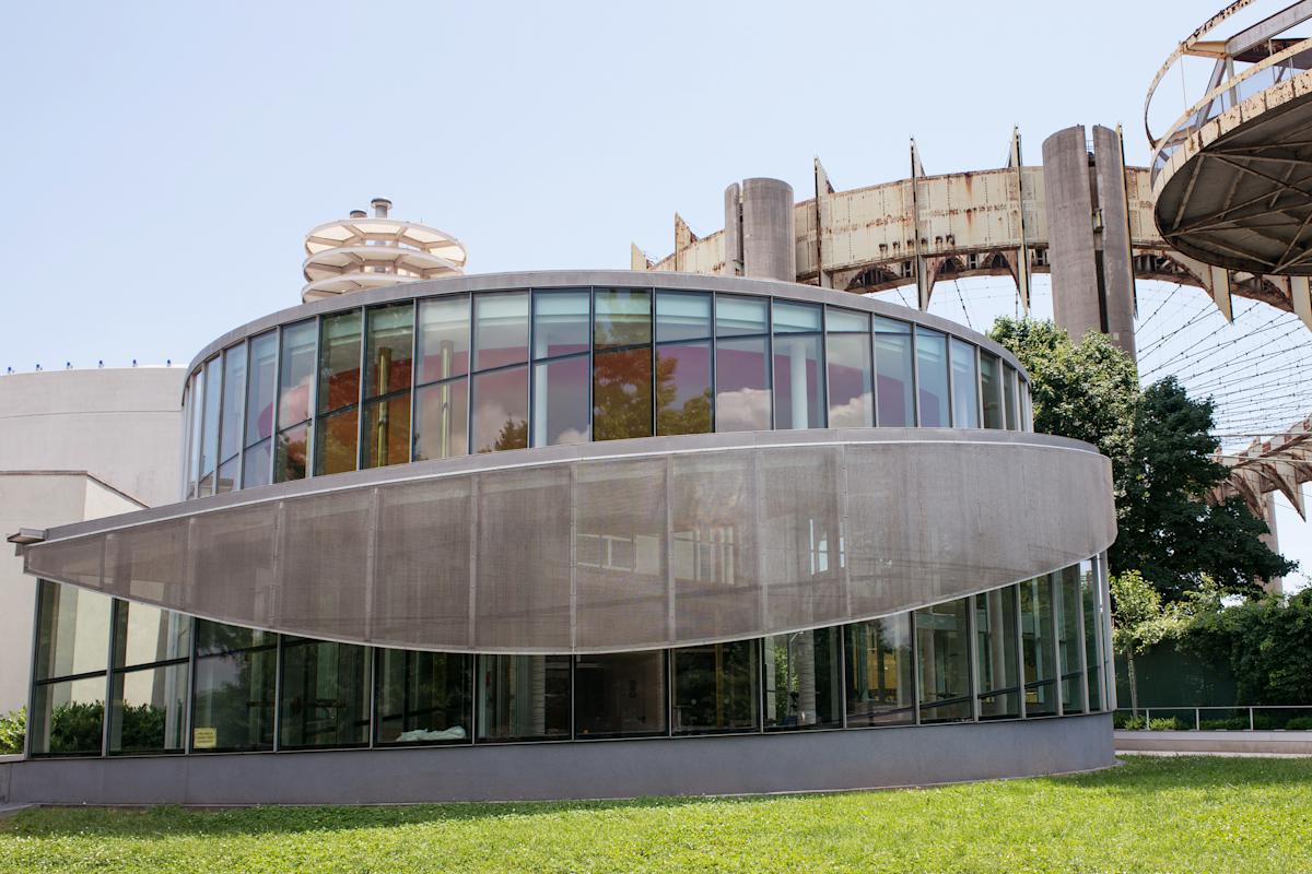 Queens Theatre, exterior