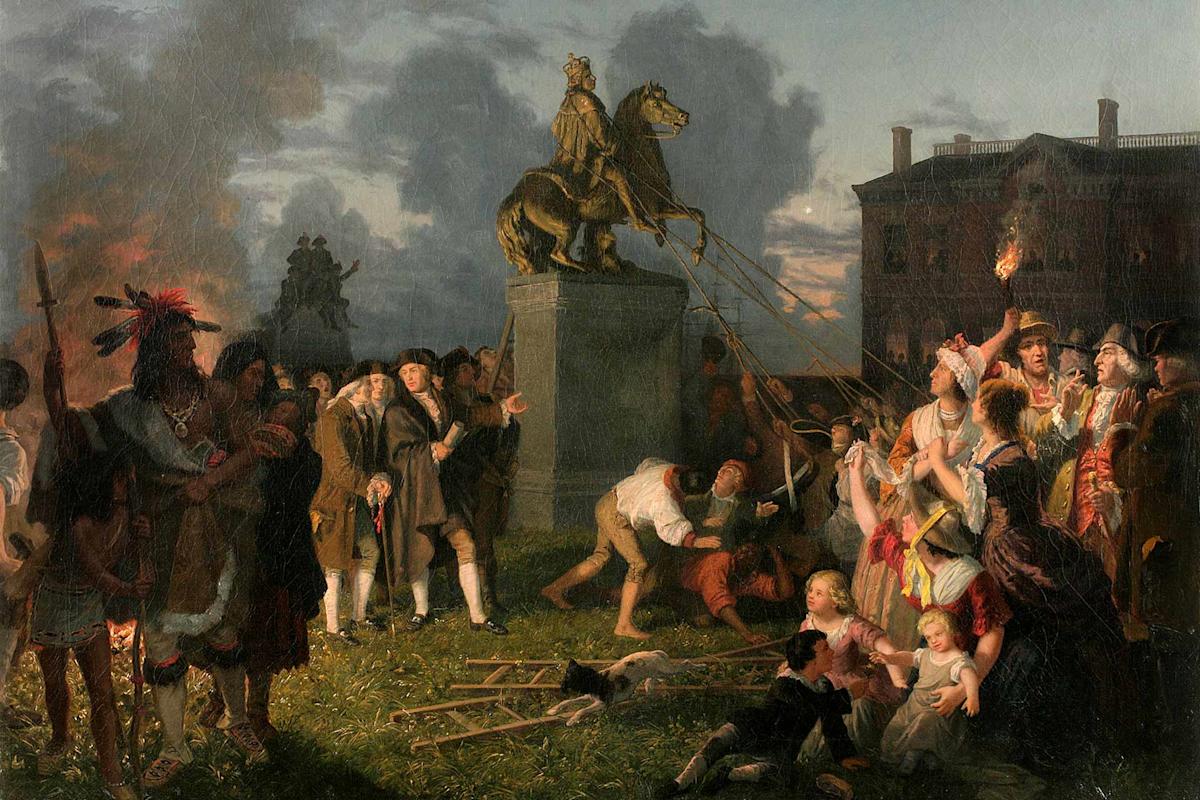 A crowd gathers at twilight to pull down a large equestrian statue, using ropes. Men, women, and children watch, while some people struggle on the ground. A building and smoky sky are in the background.