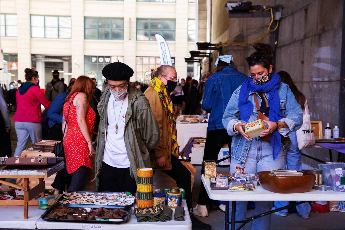 brooklyn-flea-shopping-booth-brooklyn-nyc-photo-sam-hollenshead