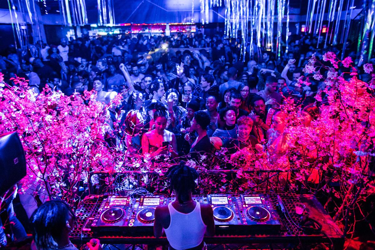 interior, crowd shot, shot