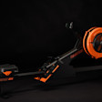 img0485.jpg – Oartec DX är utvecklad för att ge maximal träning. Maskinen har två rörliga delar: sittdyna och fotstöd. Detta innebär att man drar och trycker med benen lika mycket. Denna typ av rodd är betydligt skonsammare för ländryggen. Det i sin tur gör att du kan ro längre pass utan att uppleva extrem trötthet i ländryggen.
Fläktens utformning gör att belastning 1 är mycket lätt och 10 är ordentligt tungt. Det gör att du kan anpassa din träning bättre än på andra roddmaskiner. – Nordic Gym