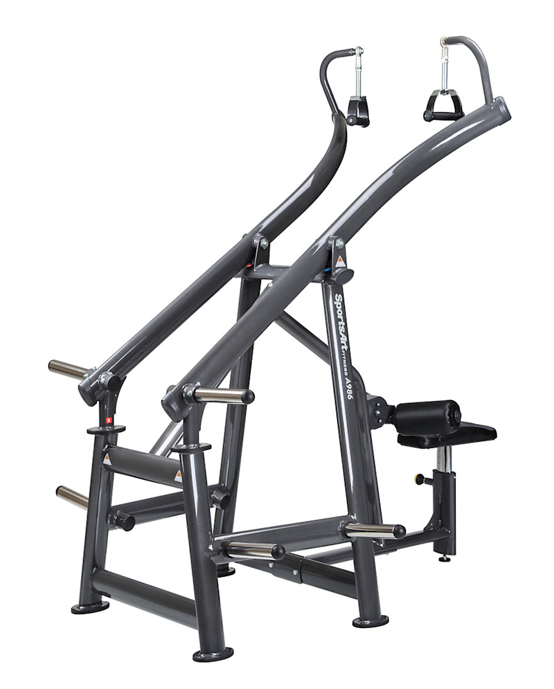 a986.jpg – Ledade handtag som följer rörelsen
Knäkuddar för bra fixering
Ställbar sits
Belastas med internationella viktskivor
Viktställ ingår.
Viktskivor ingår ej. – Nordic Gym