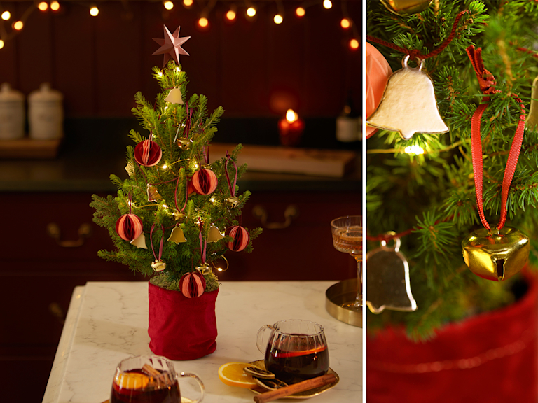 Bildcollage aus zwei Bildern. Das linke Bild zeigt einen Mini-Weihnachtsbaum, der mit rosaroten Papierkugeln, goldenen Glöckchen und einem Stern als Baumspitze geschmückt ist. Das kleinere Bild rechts daneben ist eine Nahaufnahme der goldenen Glöckchen.