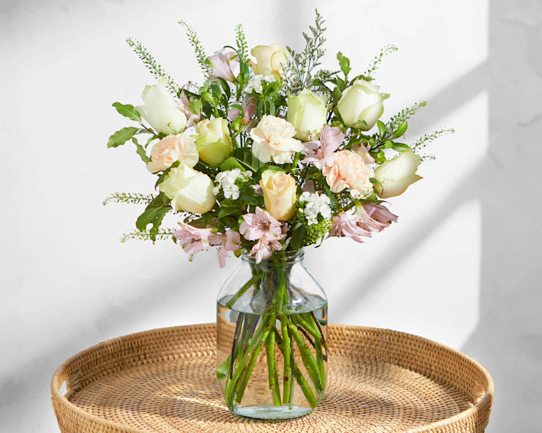 Ein dezenter Blumenstrauß mit saisonalen Blumen in sanften Farben