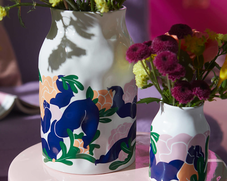 A close-up of the large Kelly Anna vase, next to the small posy vase.