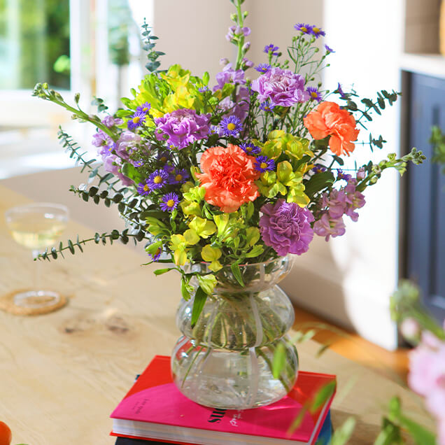 Ein leuchtend bunter Blumenstrauß