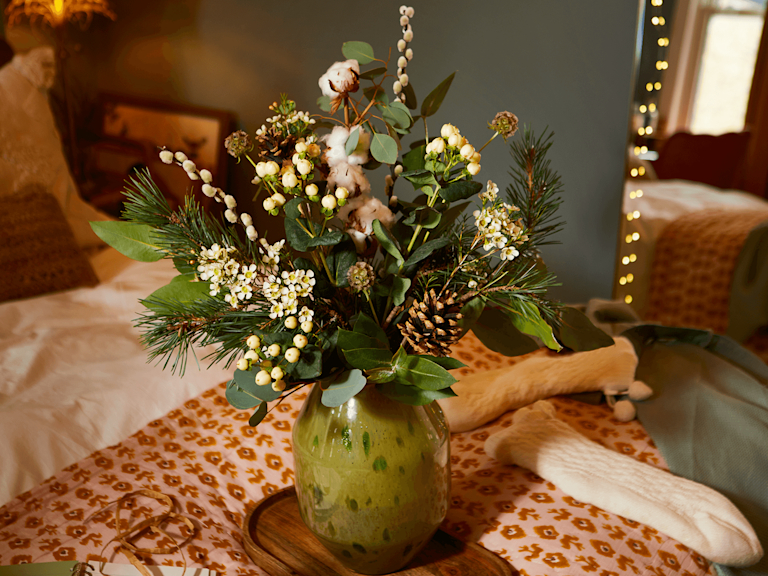 Ein wunderschöner, luxuriöser Weihnachtsstrauß von Bloom & Wild mit festlichen Farben.