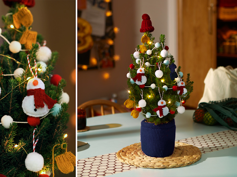 Eine Collage aus zwei Bildern. Das linke Bild zeigt eine Nahaufnahme des Baumschmucks, inklusive Schneemännern, Wollhandschuhen und einer Schneekugel-Girlande. Das rechte Bild zeigt den Mini-Weihnachtsbaum, inklusive einer roten Wollmütze als Baumspitze.