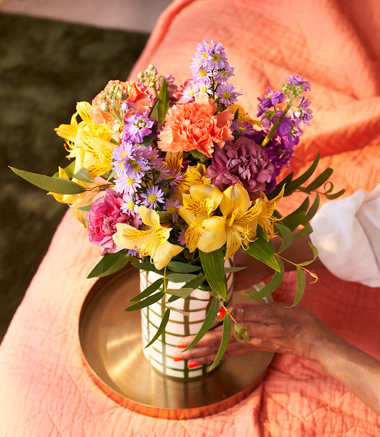 Ein frischer und blühender Blumenstrauß in einer Vase