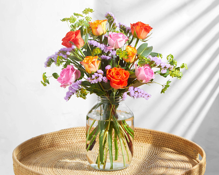 Ein bunter Blumenstrauß mit üppigen Rosen in leuchtenden Farben