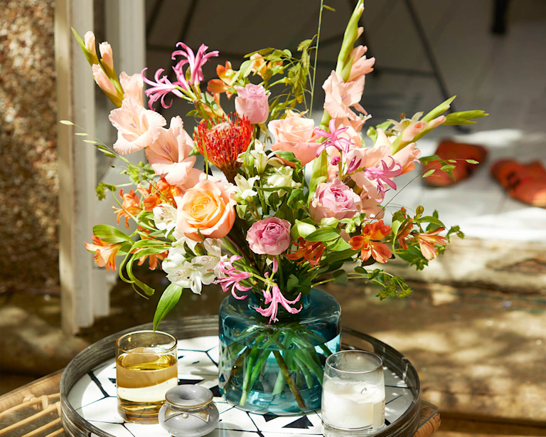 Ein prächtiger Blumenstrauß in einer grünen Vase