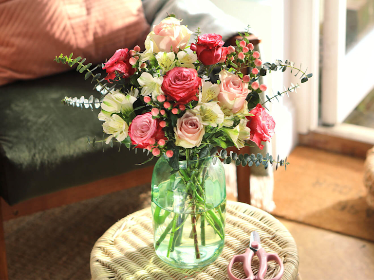 pink and white roses bouquet