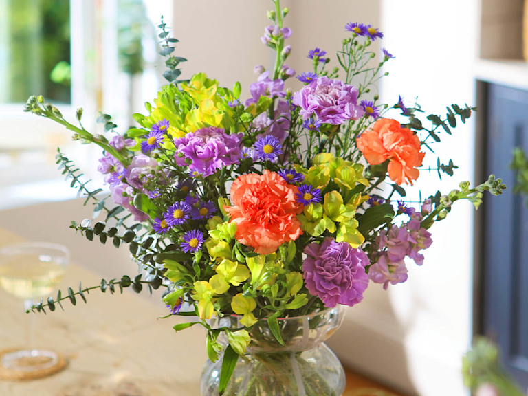 Ein bunter Blumenstrauß in der Vase