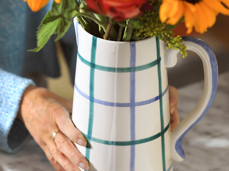 Eine Keramikvase mit Karomuster