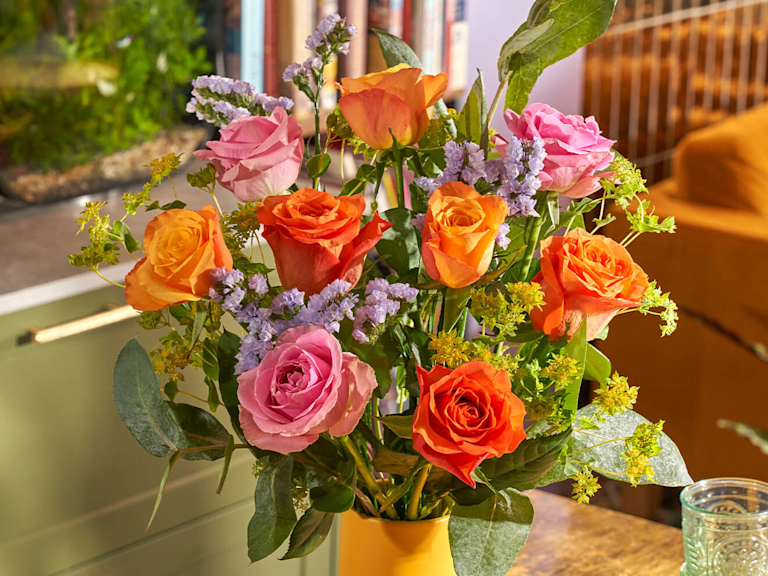 Ein leuchtend bunter Blumenstrauß in einer Vase