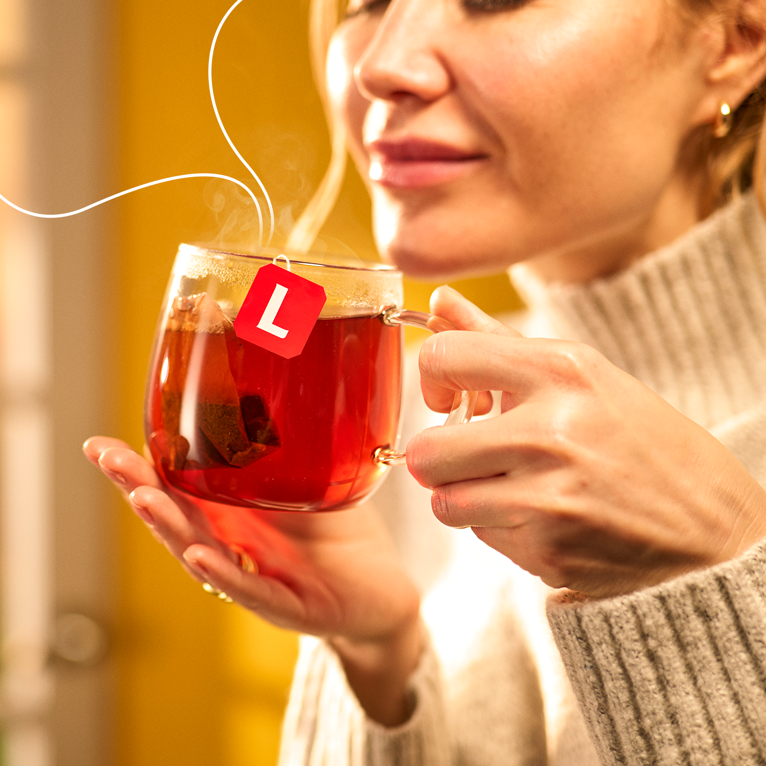 1A Woman and tea aroma (1)