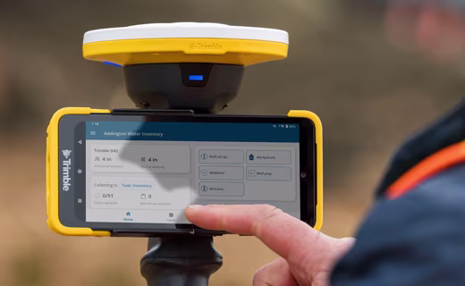 现场用户正在使用 Trimble HPS2 Handle,Trimble TDC6 数据采集器屏幕上显示 Trimble TerraFlex 在运行。