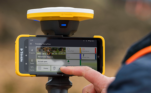 Ein Außendienstmitarbeiter verwendet den Trimble HPS2-Griff und zeigt, wie Trimble TerraFlex auf dem Bildschirm des Trimble TDC6-Datensammlers läuft.