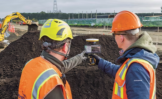 Vermessungsingenieure, die auf der Baustelle mit Trimble SiteVision zusammenarbeiten.