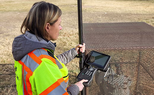 Géomètre utilisant un contrôleur Trimble TSC710