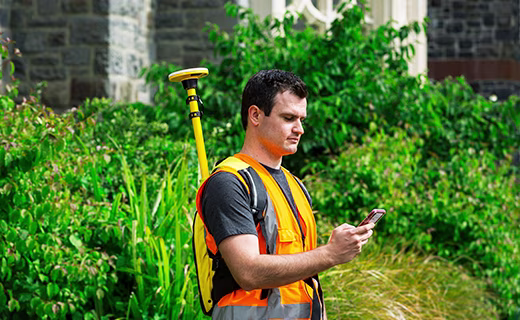 Utilisateur de terrain dans la rue