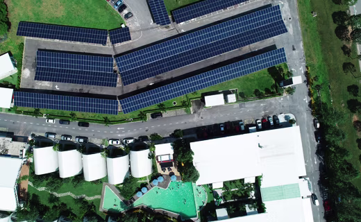 fotografía aérea de instalación solar