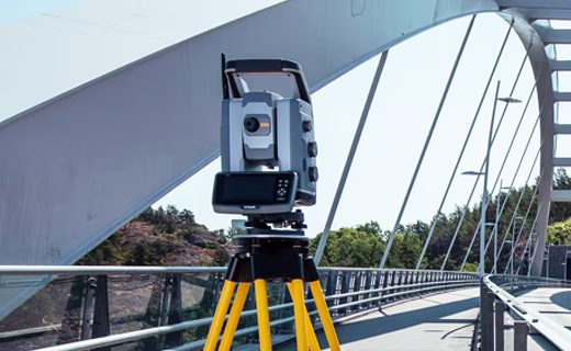 Trimble S9 Autolock auf einer Brücke